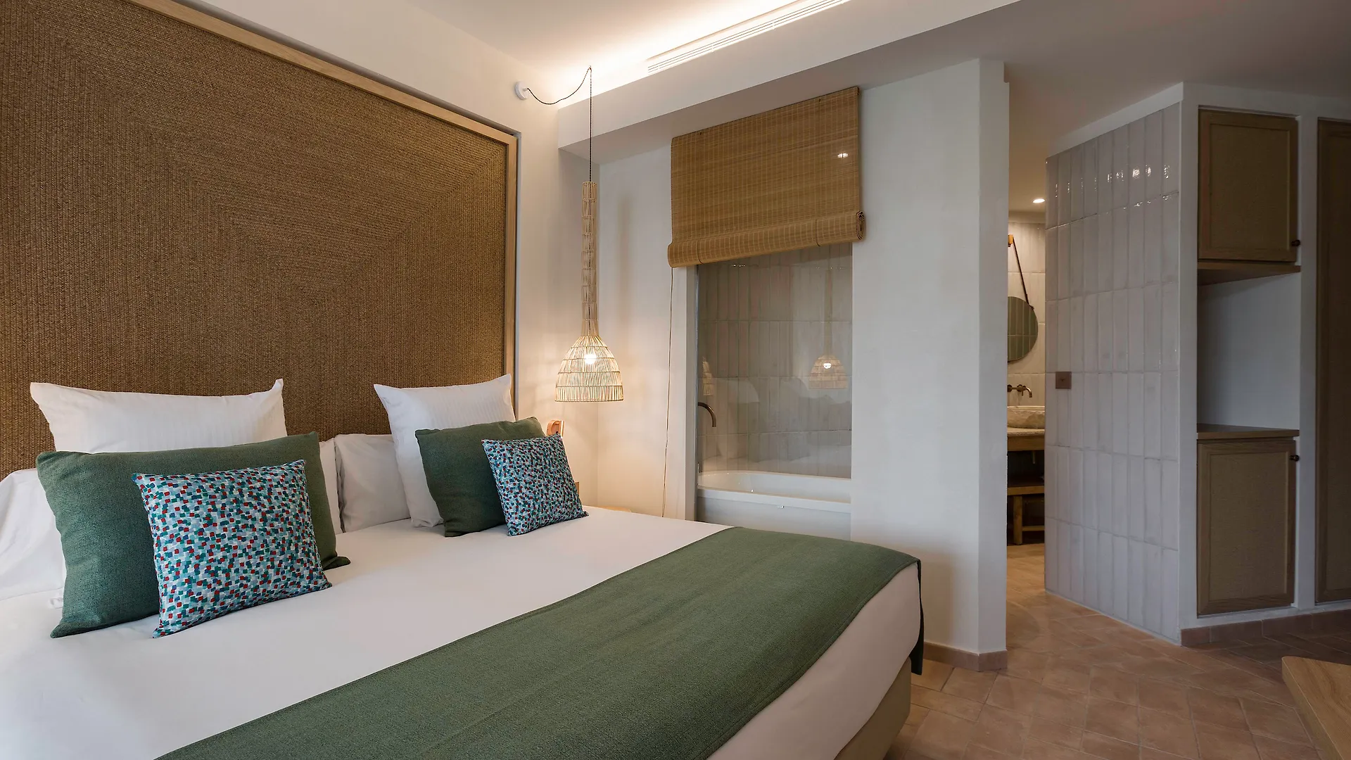 ***** Hotel Cala San Miguel Ibiza Resort, Adults Only, Curio Collection By Hilton Port de Sant Miguel España